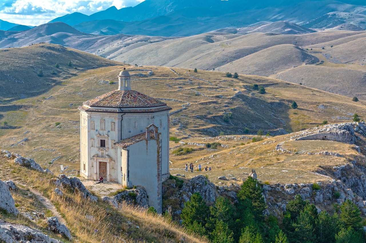 Eremo abbandonato immerso nelle colline marchigiane, circondato da natura e silenzio.