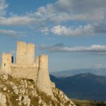 Vista panoramica del castello di Rocca Calascio con montagne sullo sfondo.