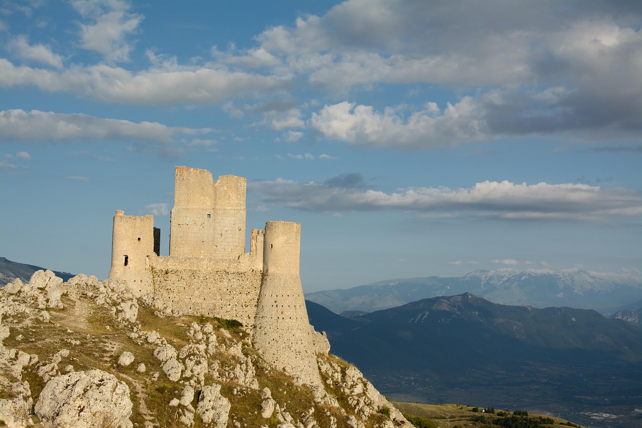 Vista panoramica del castello di Rocca Calascio con montagne sullo sfondo.