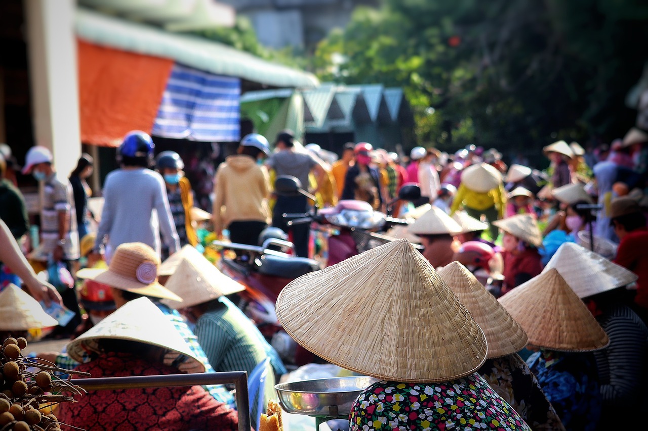 Immagine che illustra errori comuni da evitare nei mercati turistici, come truffe e prezzi gonfiati.