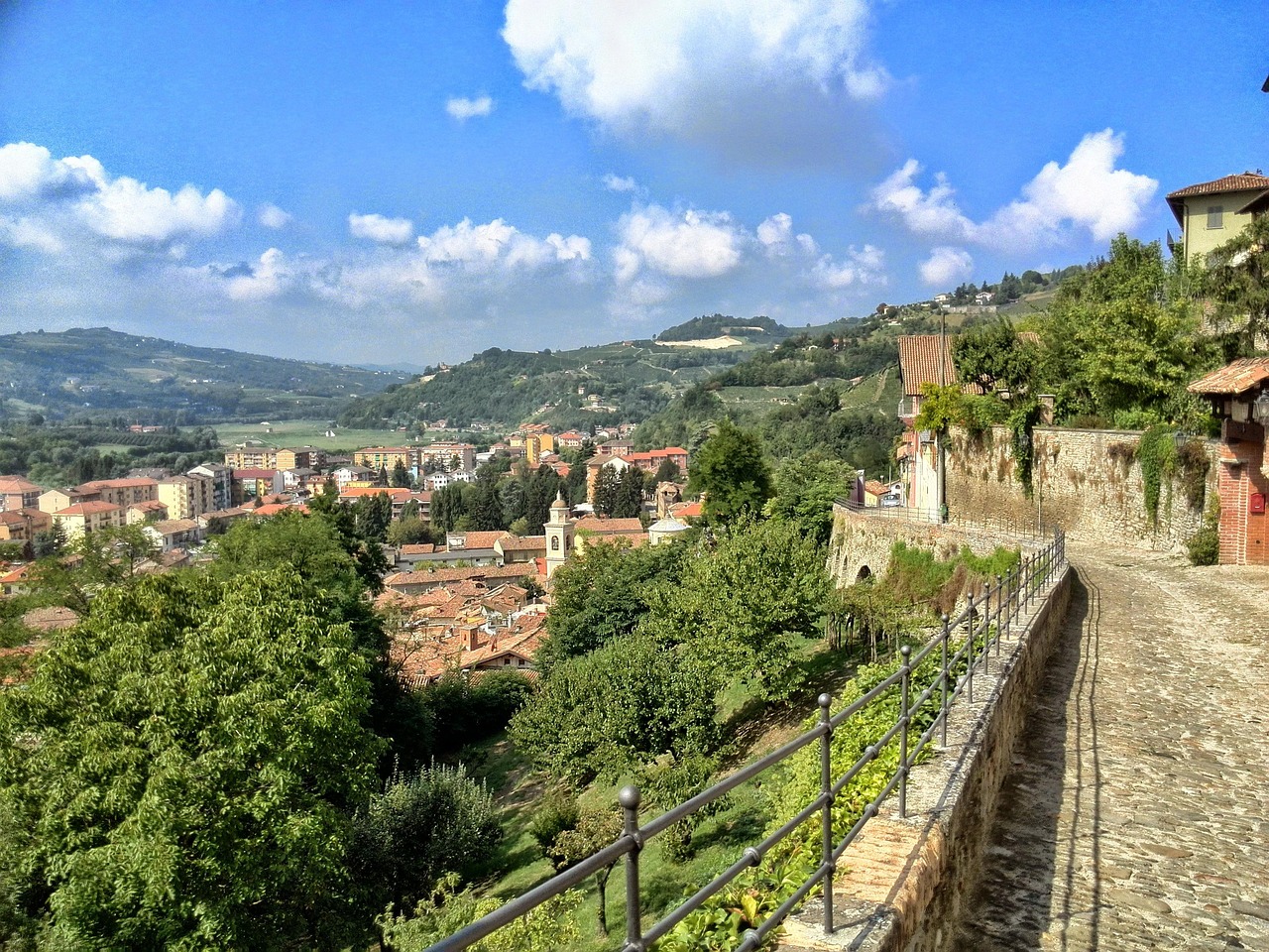 Panorama del paese lombardo, con strade acciottolate e natura circostante, ideale per una gita di un giorno.