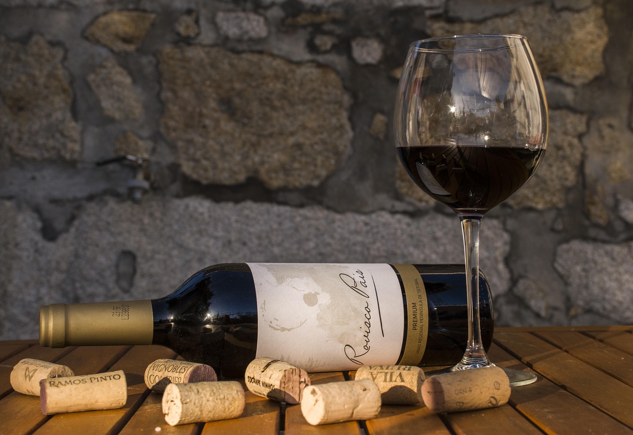 Vista panoramica di Porto con skyline e prezzi esposti in un mercato locale.