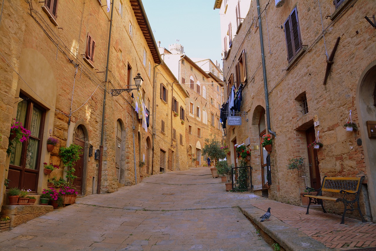Vista panoramica del pittoresco comune di Pienza, con colline toscane sullo sfondo.
