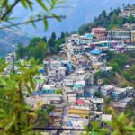 Borgo pittoresco con stradine affascinanti e antiche case, avviso per visitatori.