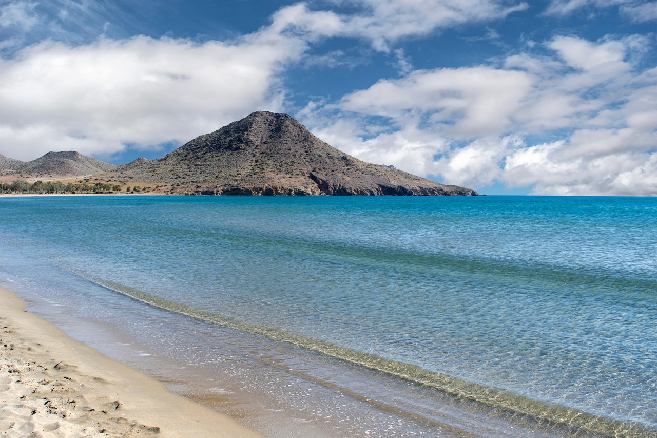 Vista panoramica di Pantelleria, con mare cristallino e vegetazione lussureggiante, meta ideale per i viaggiatori.