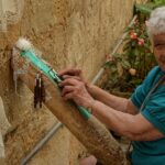 Vecchi centrini della nonna esposti su un tavolo, simbolo di artigianato e nostalgia.