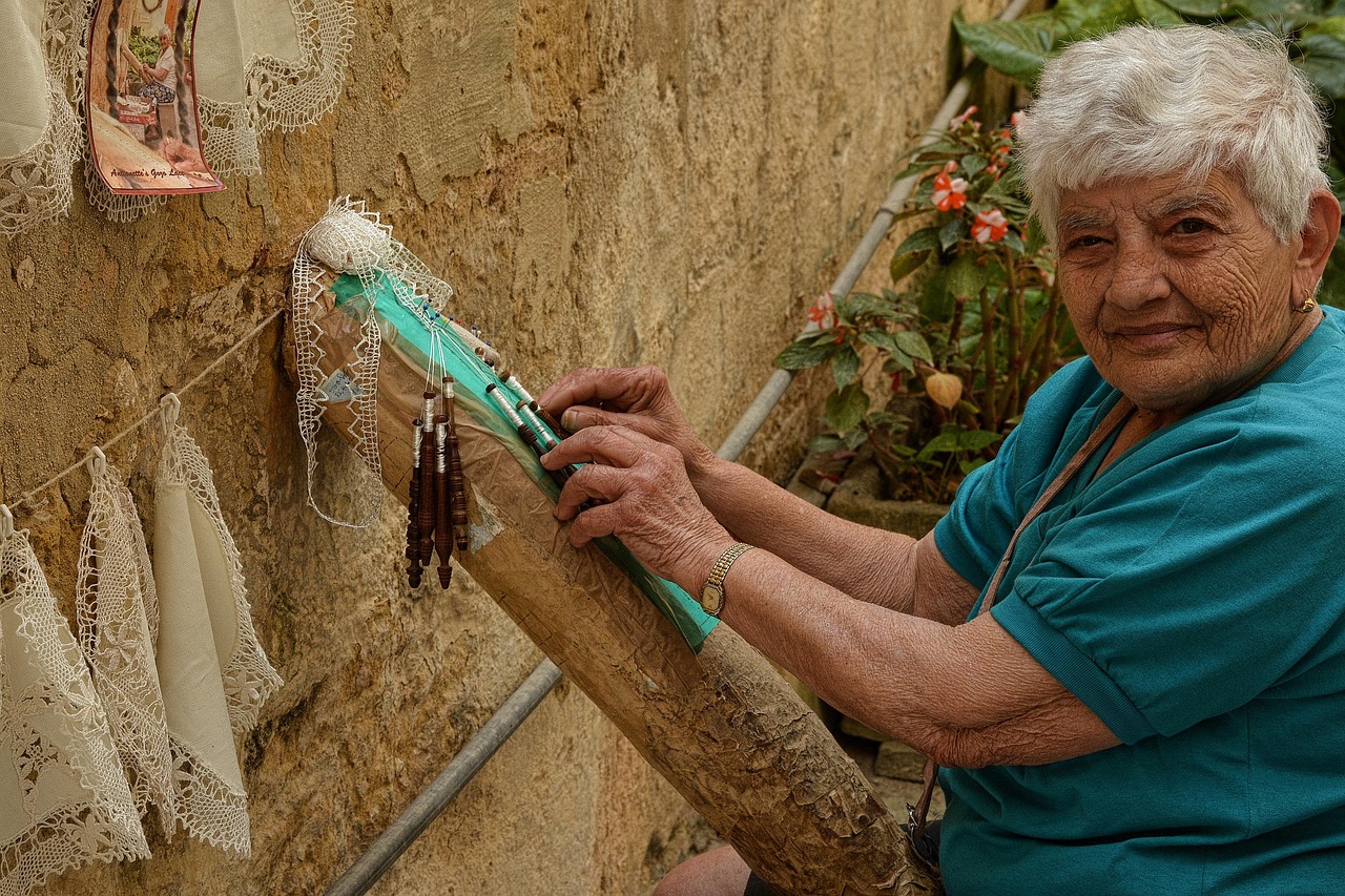 Vecchi centrini della nonna esposti su un tavolo, simbolo di artigianato e nostalgia.