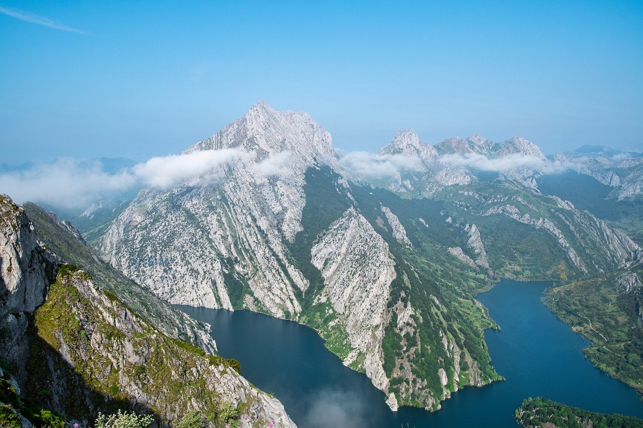 Veduta panoramica del paese di Kotor con montagne e mare, un paesaggio mozzafiato.