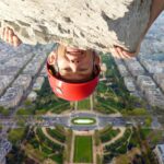 Vista panoramica di un'alta scogliera, con un precipizio che incute timore e vertigini.