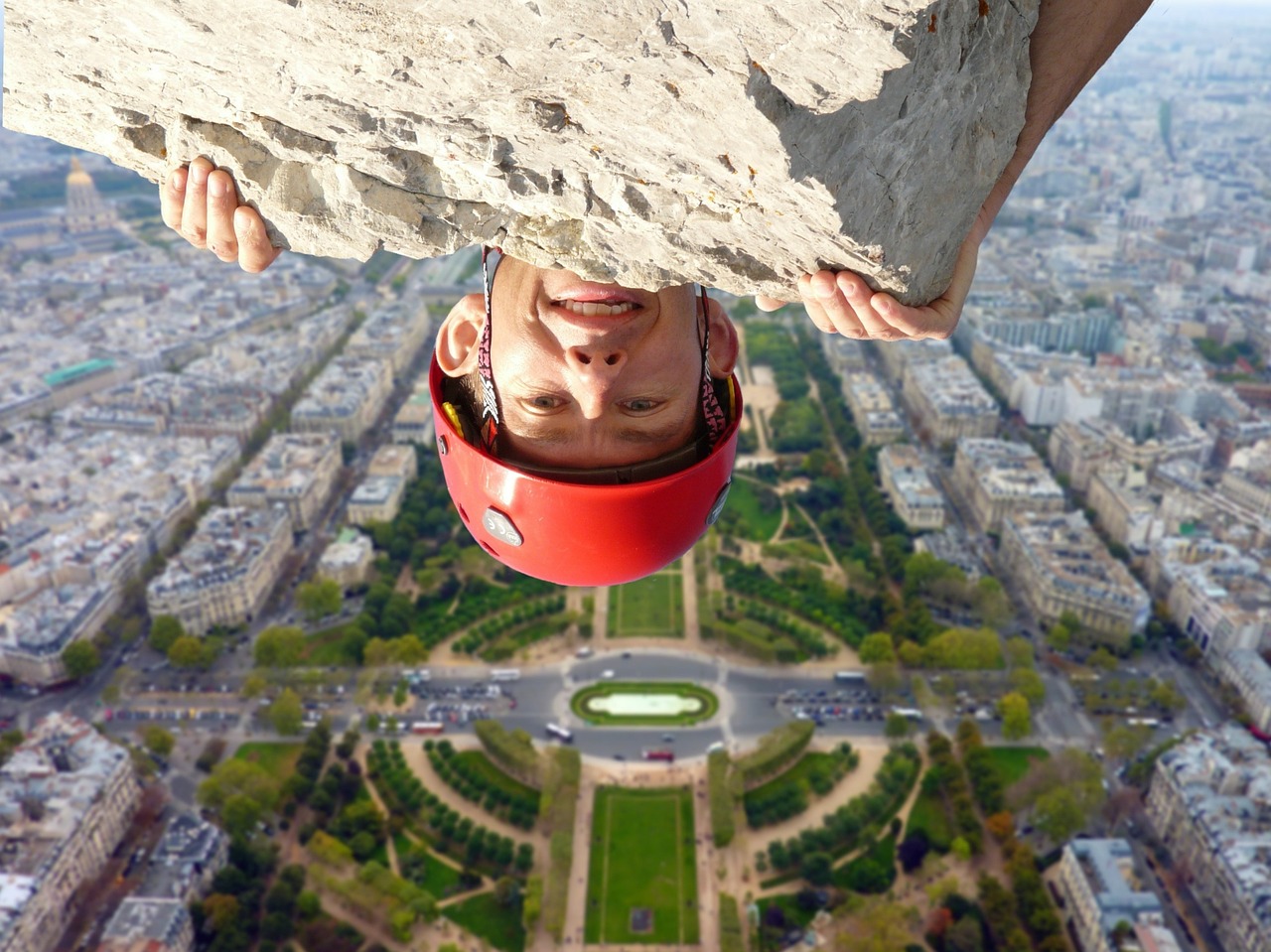 Vista panoramica di un'alta scogliera, con un precipizio che incute timore e vertigini.