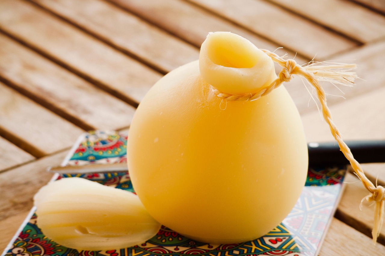 Caciocavallo appesi a stagionare in un caratteristico borgo del Molise.