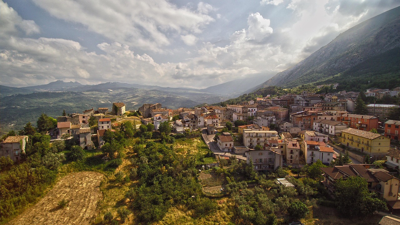 Borgo calabrese panoramico, affascinante con case colorate e vista sulle colline.