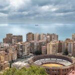 Panorama di una località spagnola poco conosciuta, con strade acciottolate e architettura storica.