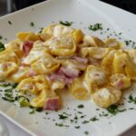 Tortellini tradizionali serviti in una trattoria tipica di Bologna.