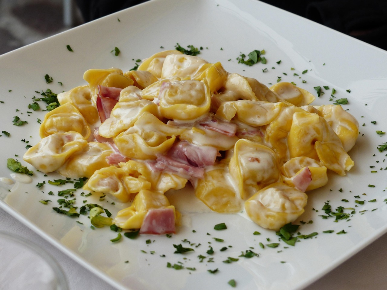 Tortellini tradizionali serviti in una trattoria tipica di Bologna.