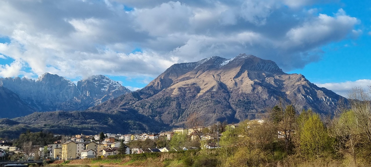 Panorama delle montagne lombarde con laghi e boschi, ideale per gli amanti della natura e delle escursioni.