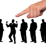 Illustrazione che evidenzia i rischi della Legge 104 per alcune categorie di persone.