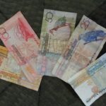 Banconote non valide per i pagamenti con segni di annullamento e marcature visibili.