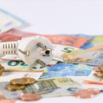 Grafico che mostra l'andamento delle bollette elettriche in Italia con avviso di allerta nazionale.