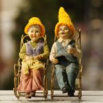 Uomo e donna discutono davanti a un grafico sull'età pensionabile nel prossimo anno.