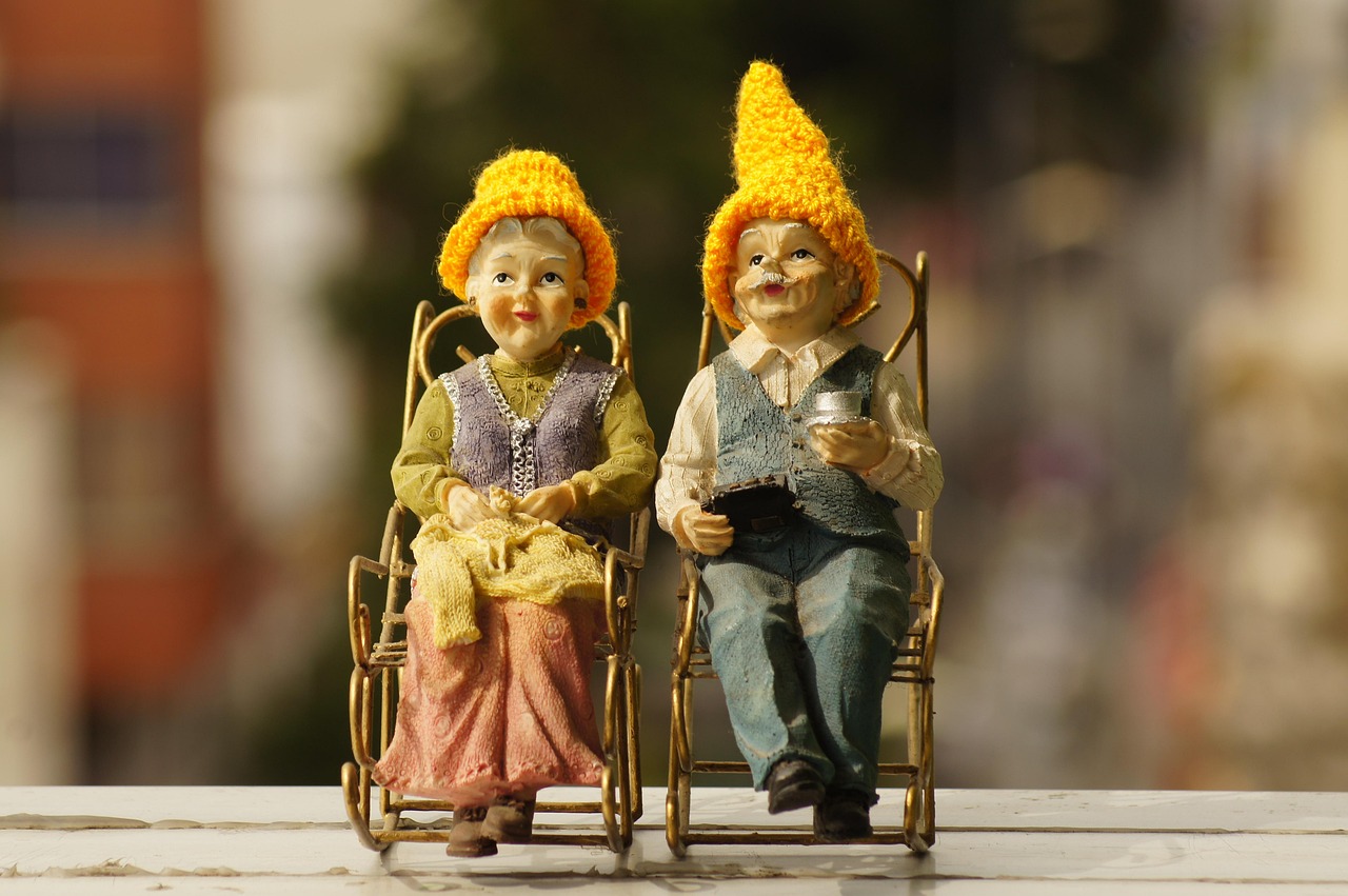 Uomo e donna discutono davanti a un grafico sull'età pensionabile nel prossimo anno.