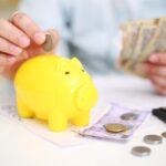 Grafico che mostra l'aumento del tasso di interesse e strategie per gestire i risparmi.