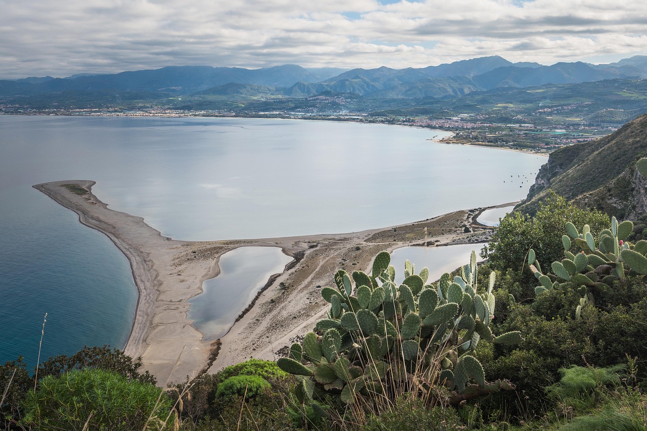Vista panoramica dell'isola con piatti tipici locali e paesaggi mozzafiato.