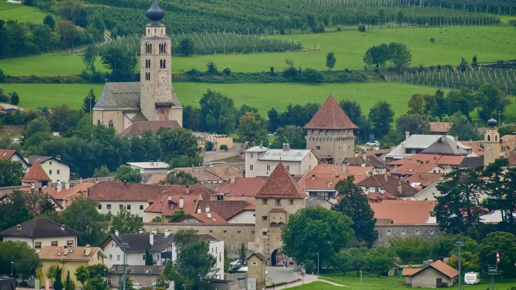 Glorenza dentro e fuori le mura: il contrasto che spiega perché la città più piccola dell’Alto Adige non è un museo fermo