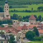 Glorenza dentro e fuori le mura: il contrasto che spiega perché la città più piccola dell’Alto Adige non è un museo fermo