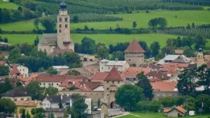 Glorenza dentro e fuori le mura: il contrasto che spiega perché la città più piccola dell’Alto Adige non è un museo fermo