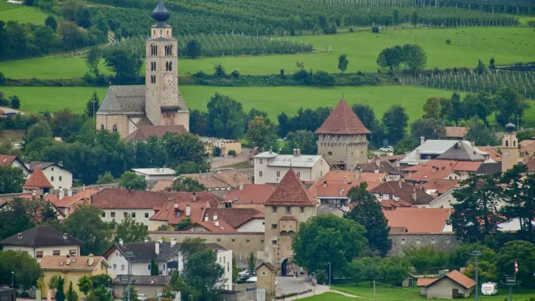 Glorenza dentro e fuori le mura: il contrasto che spiega perché la città più piccola dell’Alto Adige non è un museo fermo