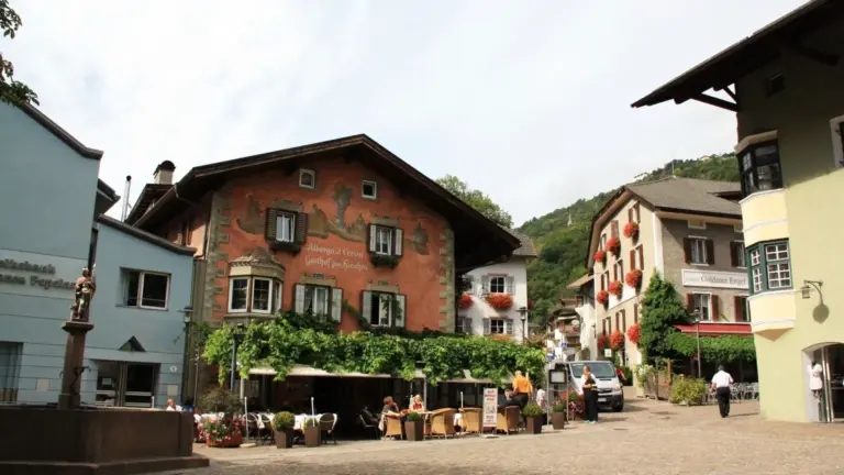 Chiusa, la città degli artisti: cosa osservare oltre la cartolina della Valle Isarco