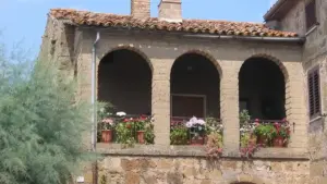Egna e i portici: perché l’architettura del borgo racconta la sua posizione sulle antiche vie commerciali