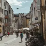 Brunico dal centro al castello: come la posizione all’ingresso delle valli aiuta a capire la città