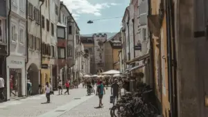 Brunico dal centro al castello: come la posizione all’ingresso delle valli aiuta a capire la città